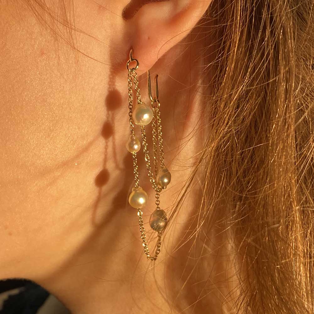 Dingle ørering med dobbelt kæde og akoya perler - 14K guld