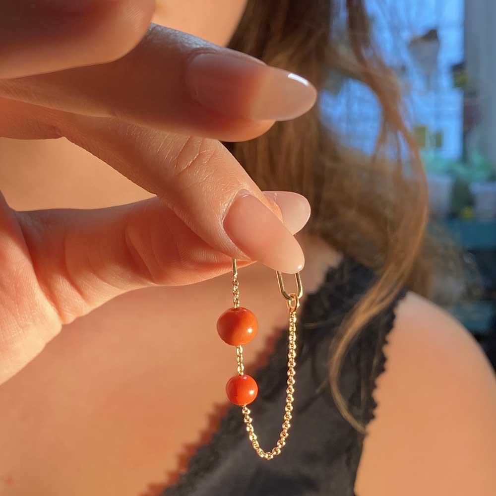 Dingle ørering med koral - 14K guld - Kleines.dk