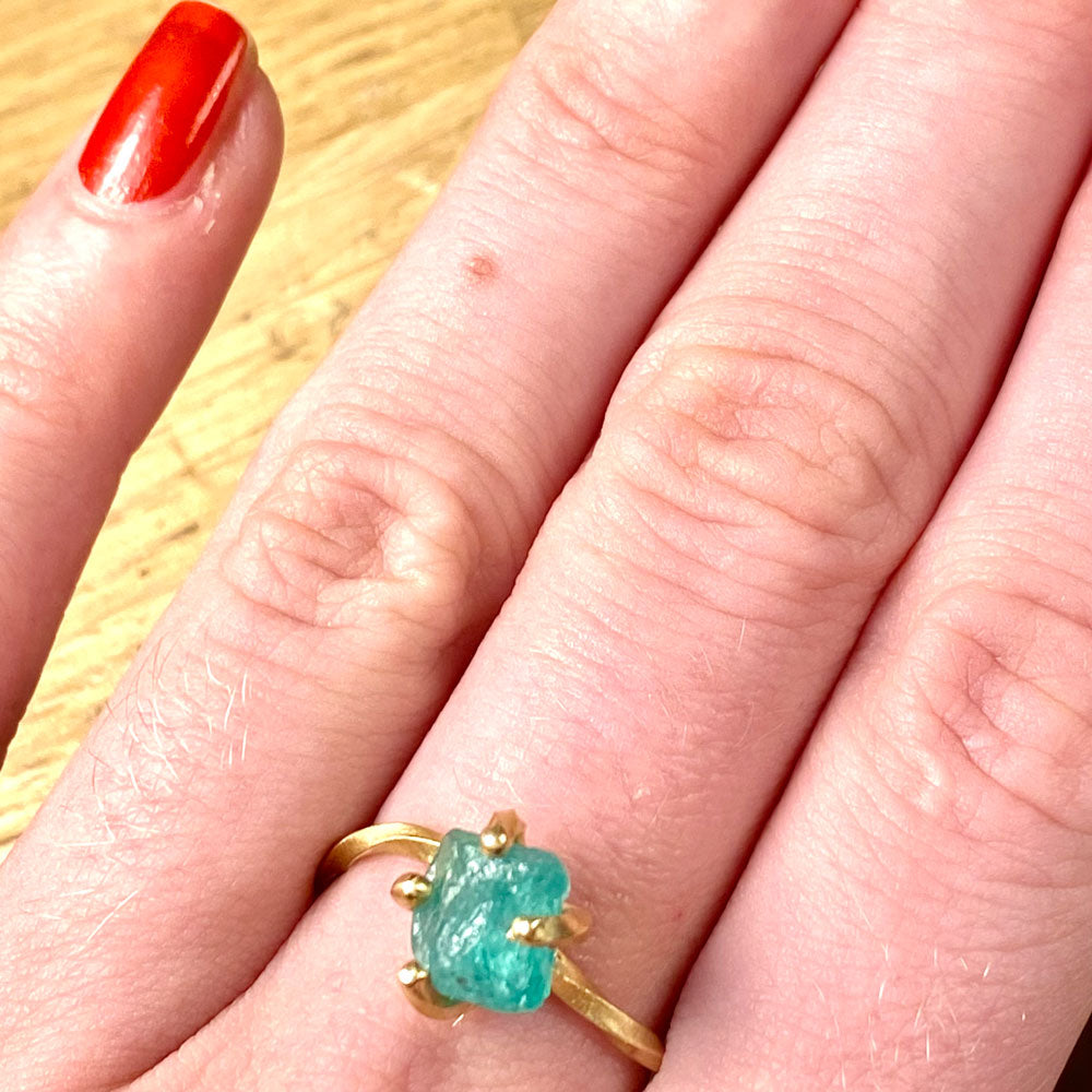18 karat snoet ring med grøn smaragd #12