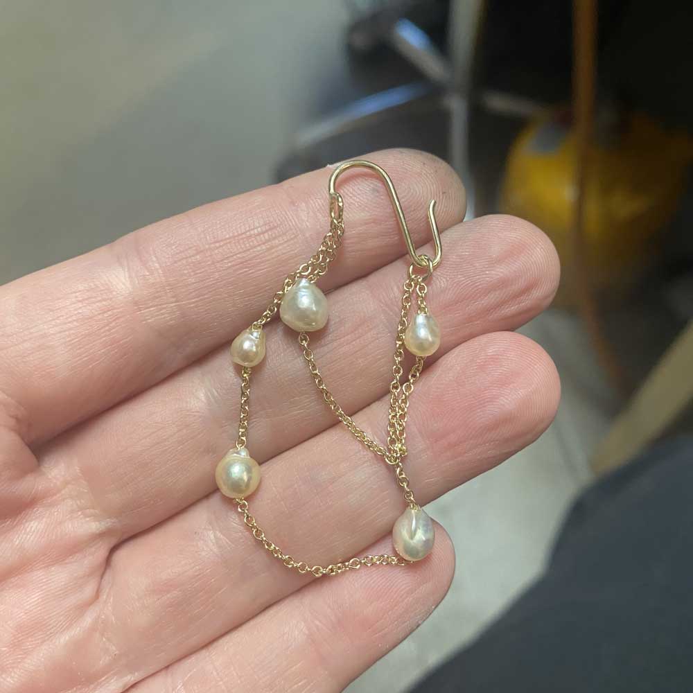 Dingle ørering med dobbelt kæde og akoya perler - 14K guld